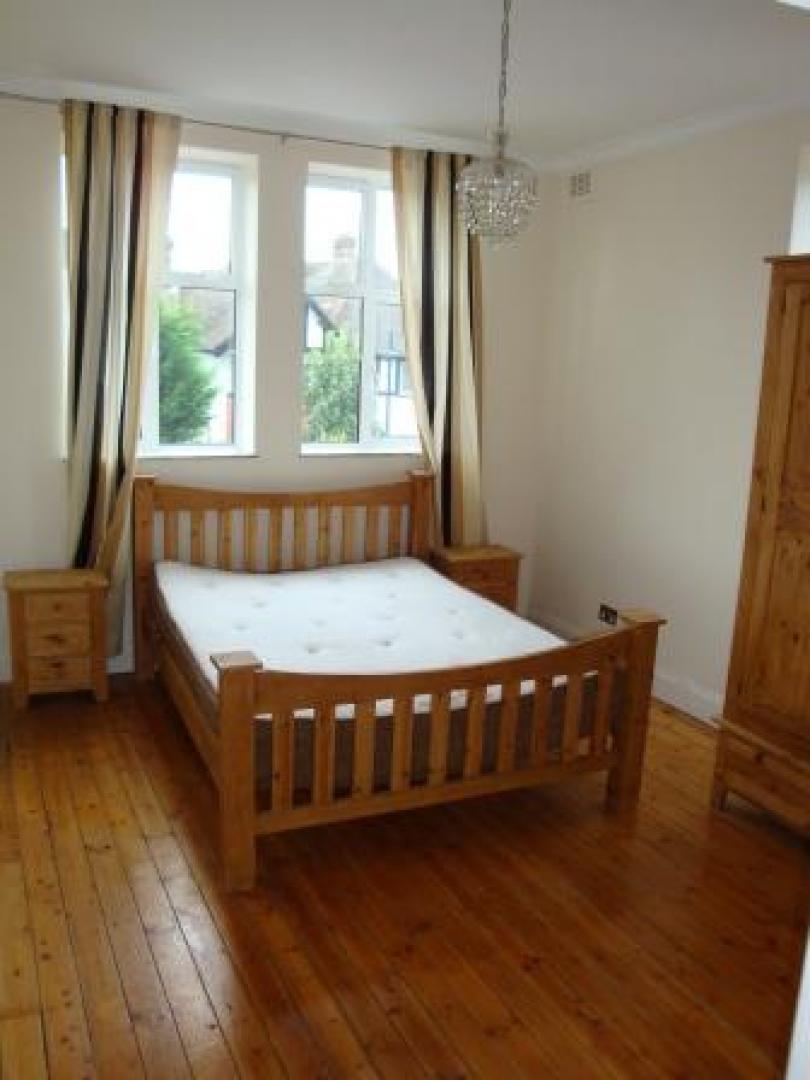 			3 Bedroom, 1 bath, 1 reception Flat			 Golders Green Road, GOLDERS GREEN